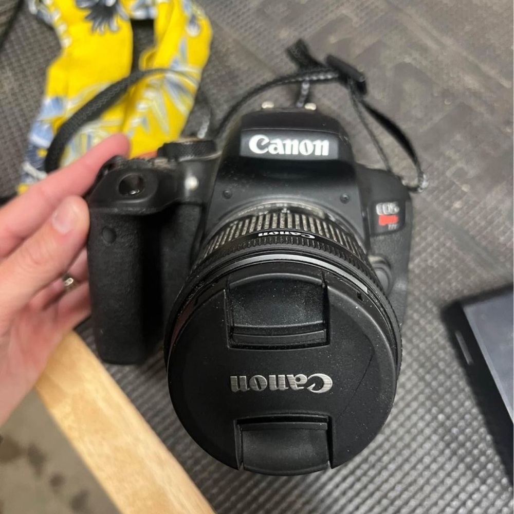 Canon rebel t7i with extra lense SD card everything in pics